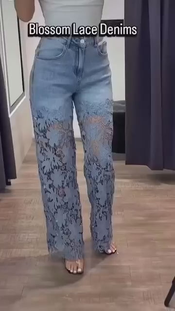 Vintage-inspirierte High Waist Jeans mit weitem Bein und femininen Spitzeneinsätzen