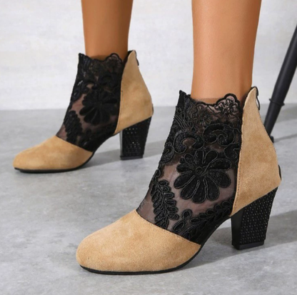 Zarte Spitze trifft hohen Absatz – Sommerliche Eleganz pur