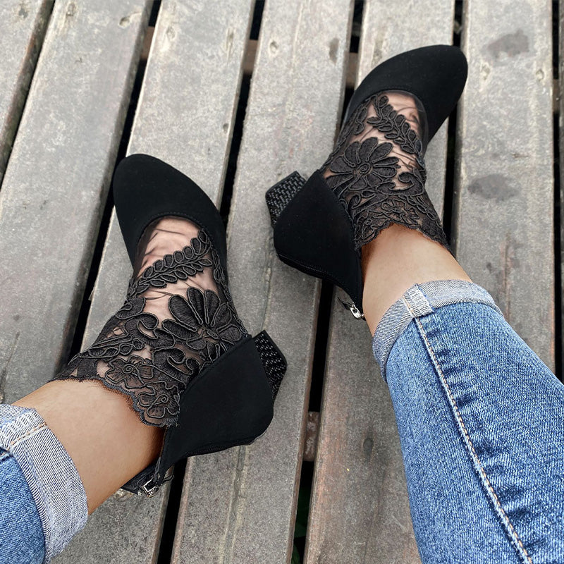 Zarte Spitze trifft hohen Absatz – Sommerliche Eleganz pur