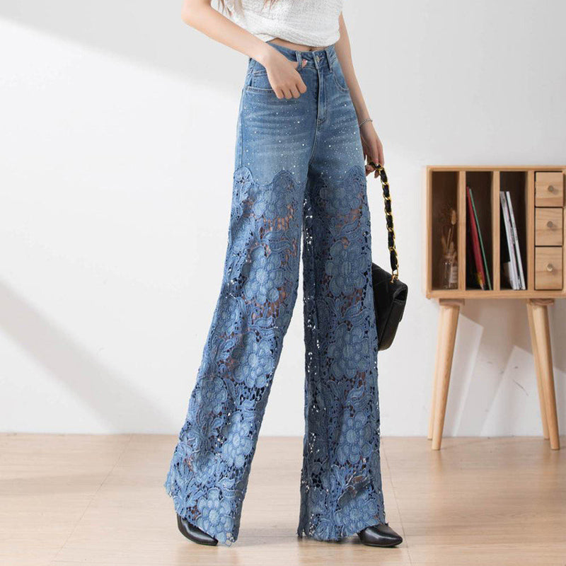 Vintage-inspirierte High Waist Jeans mit weitem Bein und femininen Spitzeneinsätzen
