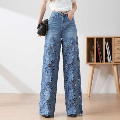 Vintage-inspirierte High Waist Jeans mit weitem Bein und femininen Spitzeneinsätzen