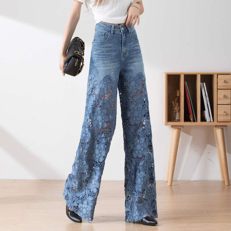 Vintage-inspirierte High Waist Jeans mit weitem Bein und femininen Spitzeneinsätzen