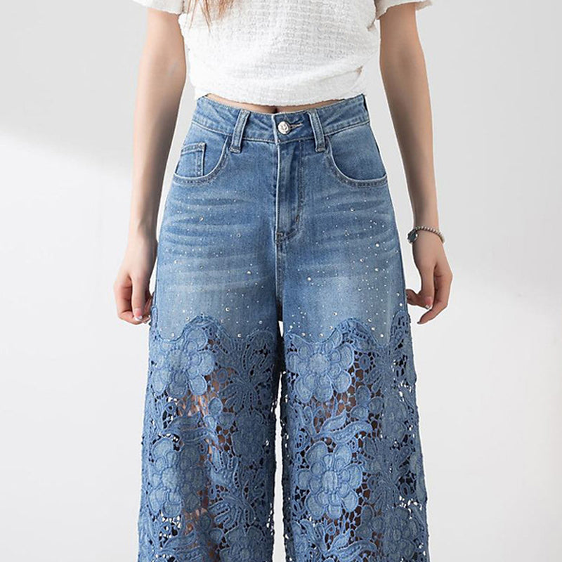 Vintage-inspirierte High Waist Jeans mit weitem Bein und femininen Spitzeneinsätzen