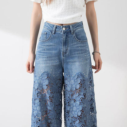 Vintage-inspirierte High Waist Jeans mit weitem Bein und femininen Spitzeneinsätzen