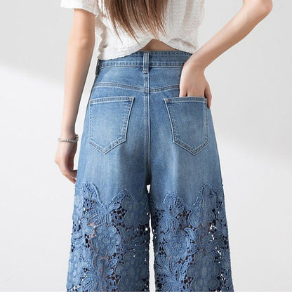 Vintage-inspirierte High Waist Jeans mit weitem Bein und femininen Spitzeneinsätzen